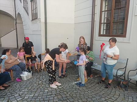 Pletky na nádvoří 13. 6. 2026, zdroj: Městská knihovna v Českém Krumlově, foto: Městská knihovna v Českém Krumlově (27/41)