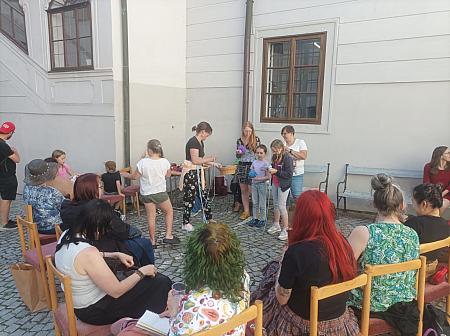 Pletky na nádvoří 13. 6. 2026, zdroj: Městská knihovna v Českém Krumlově, foto: Městská knihovna v Českém Krumlově (30/41)
