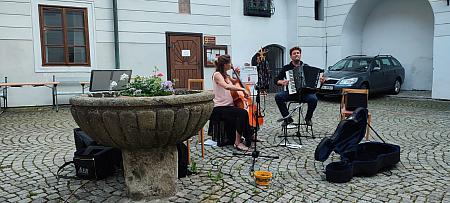 Pletky na nádvoří 13. 6. 2026, zdroj: Městská knihovna v Českém Krumlově, foto: Městská knihovna v Českém Krumlově (37/41)